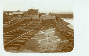 Vykort, Oxberg 1906. Översvämning vid järnvägsstaationen. Foto: Per Smedman